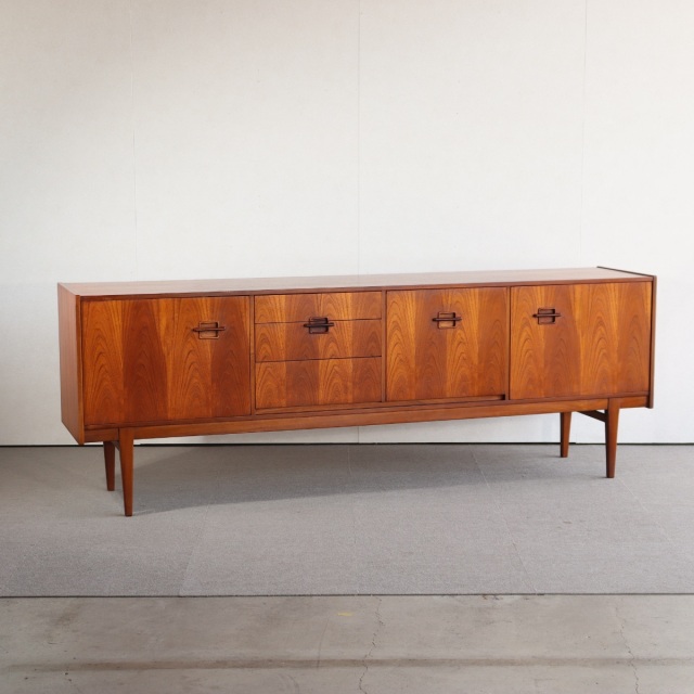 ネイサンNathanのサイドボード