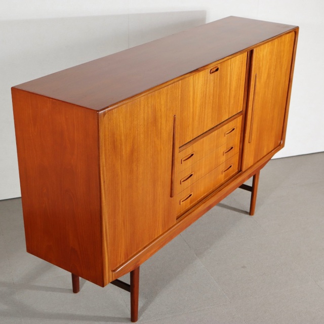 英国ヴィンテージのダイニングテーブル。チーク材の自然な艶が美しい北欧ヴィンテージ。静かに時を刻む上質な家具。