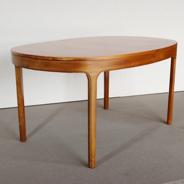 存在感のあるヴィンテージ家具。チーク材の上品な木目が印象的。