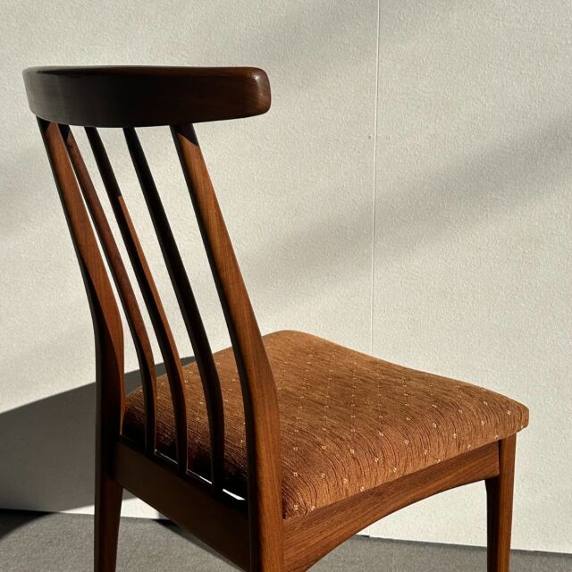 ヤンガーYOUNGERのダイニングチェア