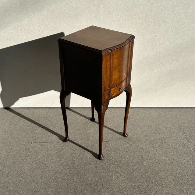 ヴィンテージのウォルナット材のコーヒーテーブル。収納付き。