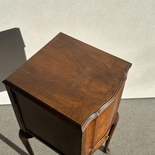 ヴィンテージのウォルナット材のコーヒーテーブル。収納付き。