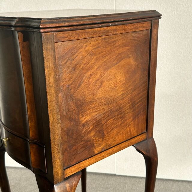 ヴィンテージのウォルナット材のコーヒーテーブル。収納付き。