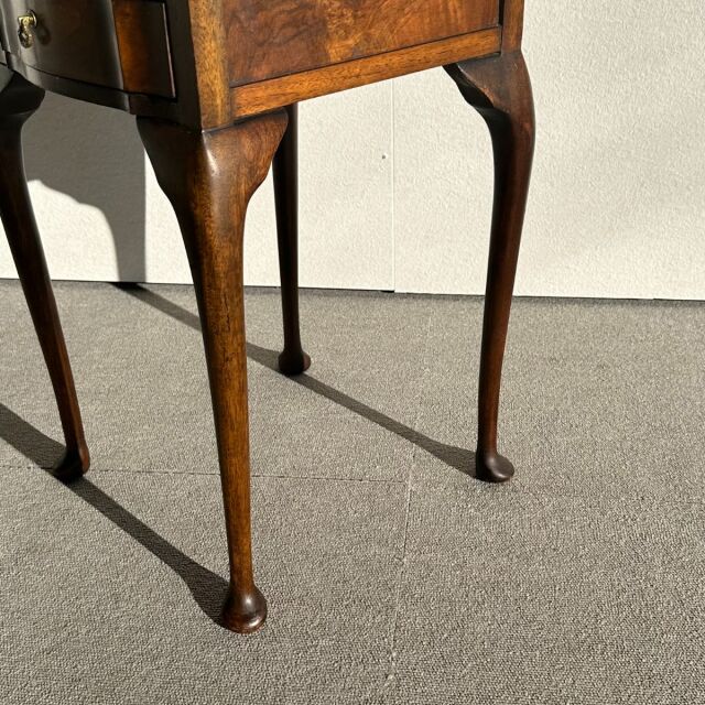 ヴィンテージのウォルナット材のコーヒーテーブル。収納付き。