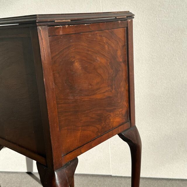 ヴィンテージのウォルナット材のコーヒーテーブル。収納付き。