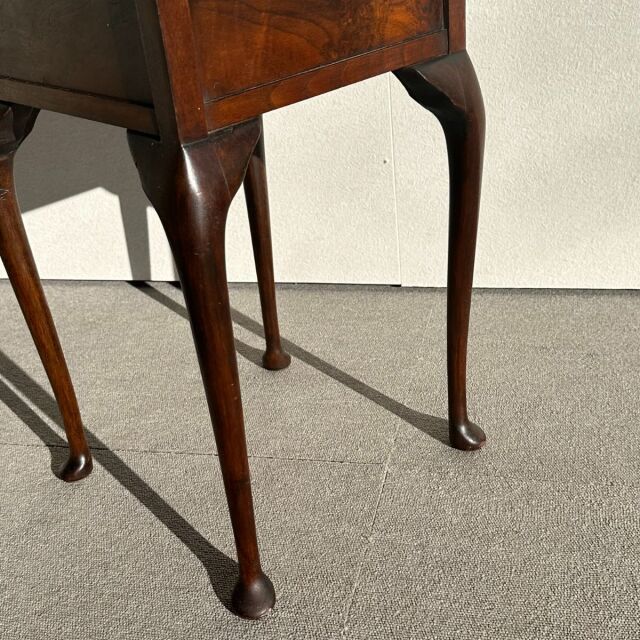 ヴィンテージのウォルナット材のコーヒーテーブル。収納付き。