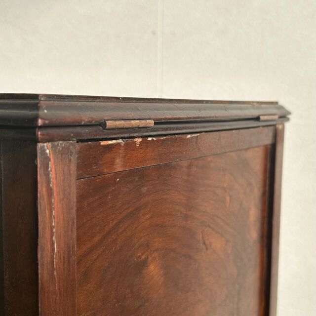 ヴィンテージのウォルナット材のコーヒーテーブル。収納付き。