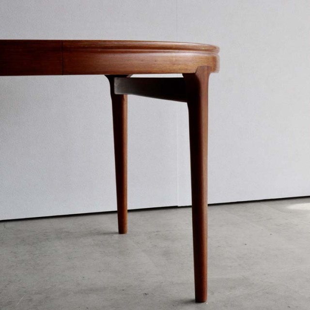 円形のダイニングテーブルで真ん中がエクステンションするタイプ、24060