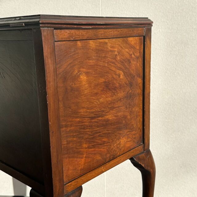 ヴィンテージのウォルナット材のコーヒーテーブル。収納付き。