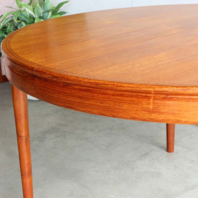 円形のダイニングテーブルで真ん中がエクステンションするタイプ、24060