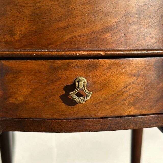 ヴィンテージのウォルナット材のコーヒーテーブル。収納付き。