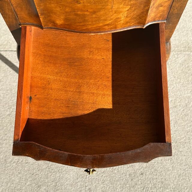 ヴィンテージのウォルナット材のコーヒーテーブル。収納付き。