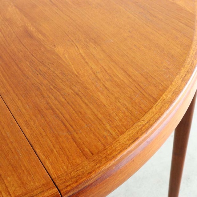 円形のダイニングテーブルで真ん中がエクステンションするタイプ、24060