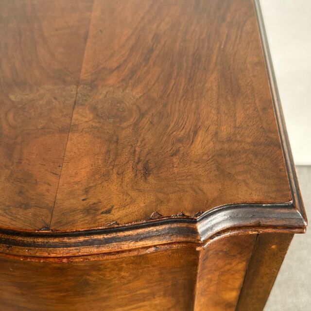 ヴィンテージのウォルナット材のコーヒーテーブル。収納付き。