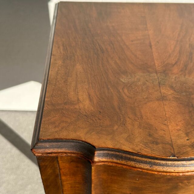 ヴィンテージのウォルナット材のコーヒーテーブル。収納付き。