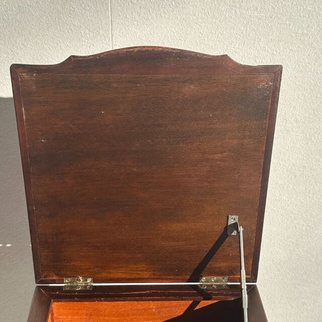 ヴィンテージのウォルナット材のコーヒーテーブル。収納付き。