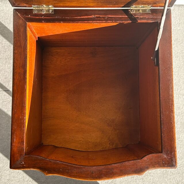 ヴィンテージのウォルナット材のコーヒーテーブル。収納付き。