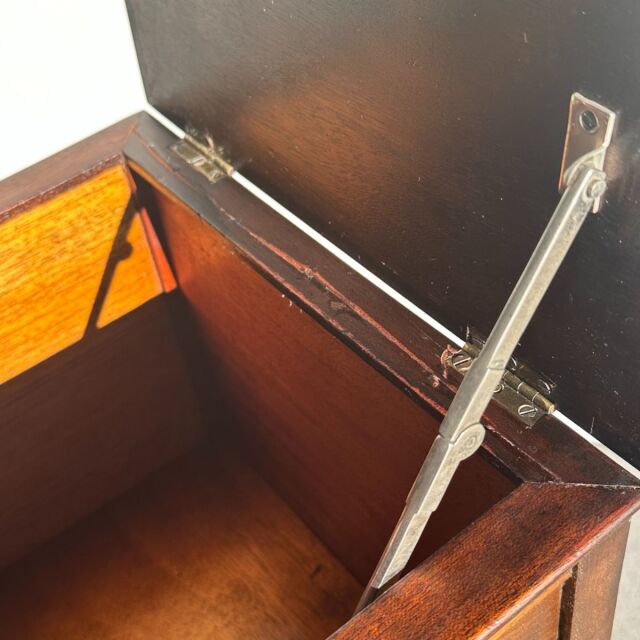 ヴィンテージのウォルナット材のコーヒーテーブル。収納付き。