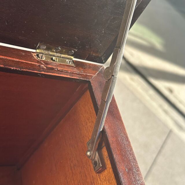 ヴィンテージのウォルナット材のコーヒーテーブル。収納付き。