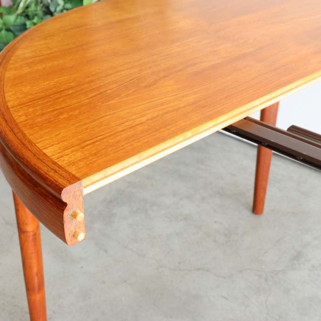 円形のダイニングテーブルで真ん中がエクステンションするタイプ、24060