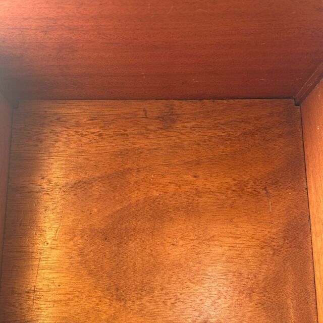 ヴィンテージのウォルナット材のコーヒーテーブル。収納付き。