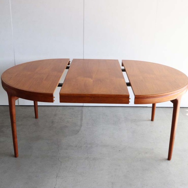 円形のダイニングテーブルで真ん中がエクステンションするタイプ、24060