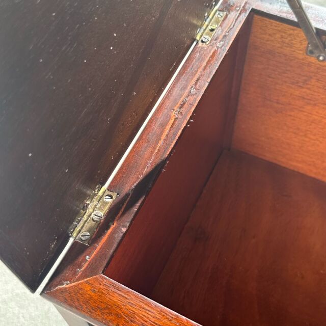 ヴィンテージのウォルナット材のコーヒーテーブル。収納付き。