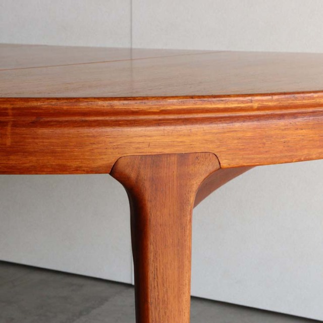 円形のダイニングテーブルで真ん中がエクステンションするタイプ、24060