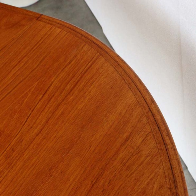 円形のダイニングテーブルで真ん中がエクステンションするタイプ、24060