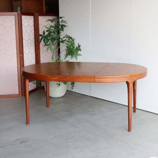 円形のダイニングテーブルで真ん中がエクステンションするタイプ、24060