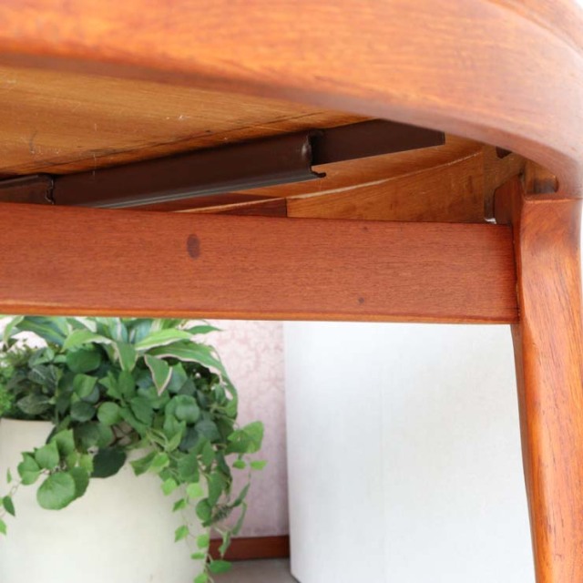 円形のダイニングテーブルで真ん中がエクステンションするタイプ、24060