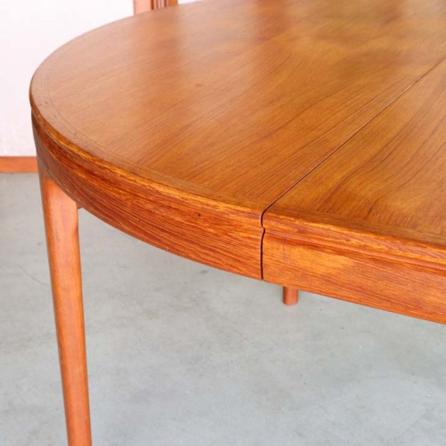 円形のダイニングテーブルで真ん中がエクステンションするタイプ、24060