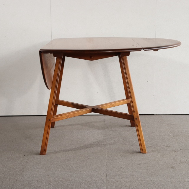 アーコールERCOLのテーブル