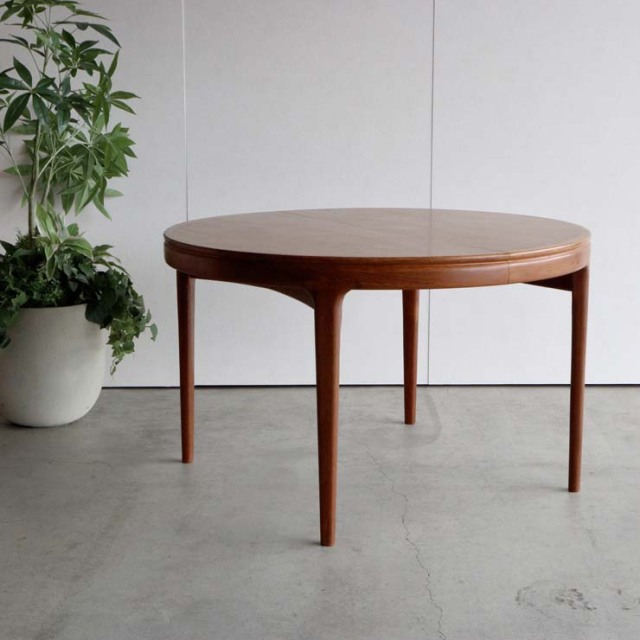 円形のダイニングテーブルで真ん中がエクステンションするタイプ、24060