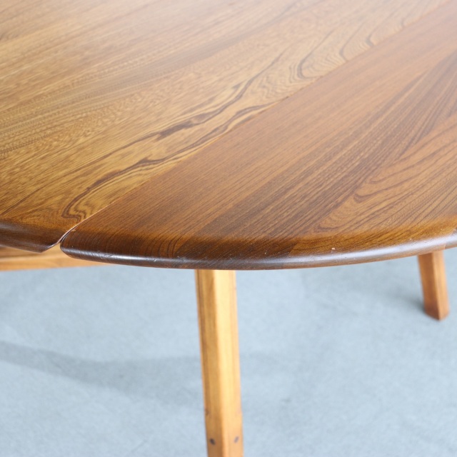 アーコールERCOLのテーブル