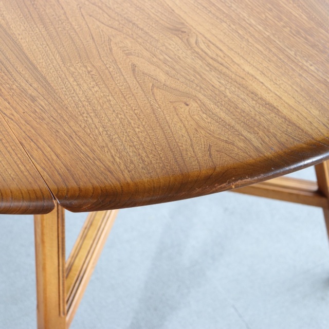 アーコールERCOLのテーブル