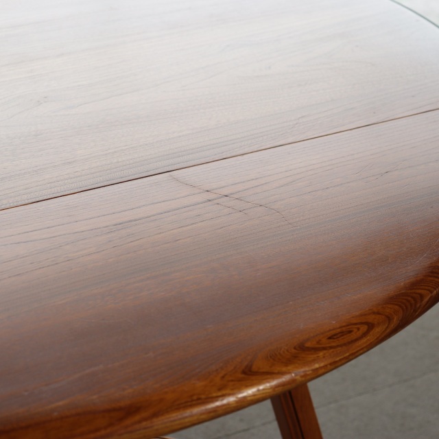 アーコールERCOLのテーブル