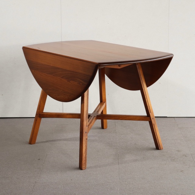 アーコールERCOLのテーブル