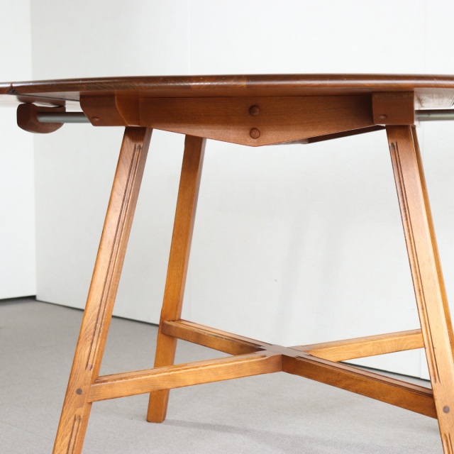 アーコールERCOLのテーブル