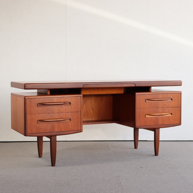 こっちのジープランG-planのデスク 『仕事がはかどらないデスク』