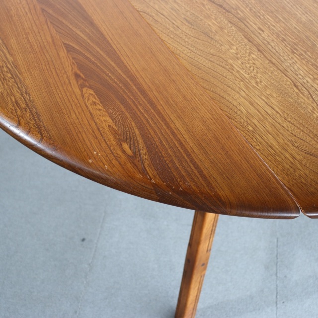 アーコールERCOLのテーブル