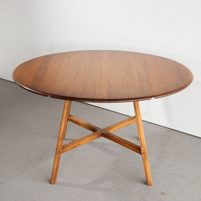 アーコールERCOLのテーブル