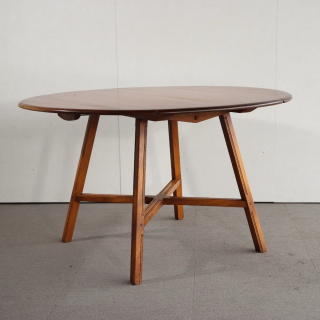 アーコールERCOLのテーブル