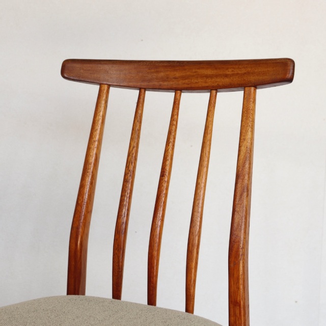 ヤンガーYOUNGER製ダイニングチェア。チーク材の繊細な木目が際立つ北欧ヴィンテージ。控えめな上品さが魅力。