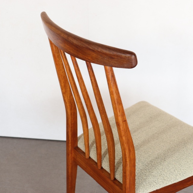 ヤンガーYOUNGER製ダイニングチェア。チーク材の繊細な木目が際立つ北欧ヴィンテージ。控えめな上品さが魅力。