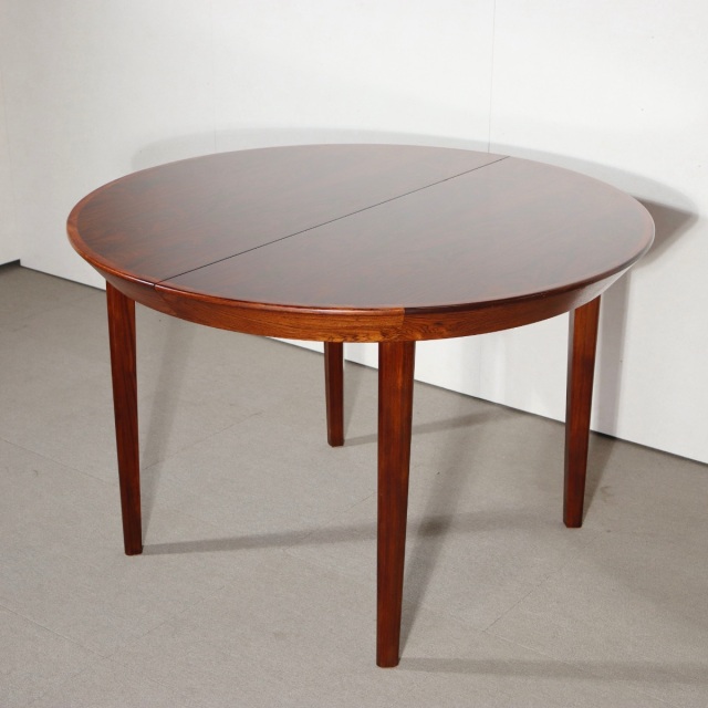 デンマーク製ダイニングテーブル。空間の印象を高めるヴィンテージ家具。ローズウッドの木目が魅力。