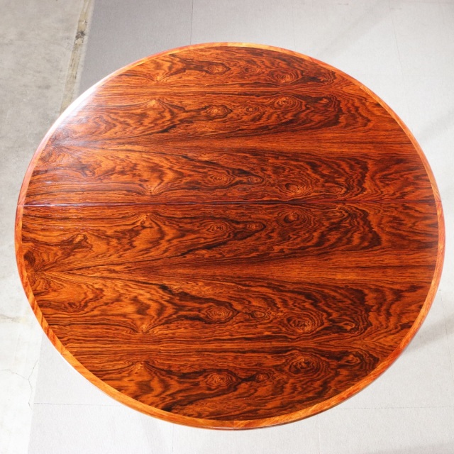 デンマーク製ダイニングテーブル。空間の印象を高めるヴィンテージ家具。ローズウッドの木目が魅力。