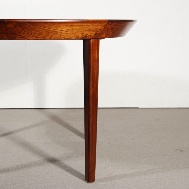 デンマーク製ダイニングテーブル。空間の印象を高めるヴィンテージ家具。ローズウッドの木目が魅力。