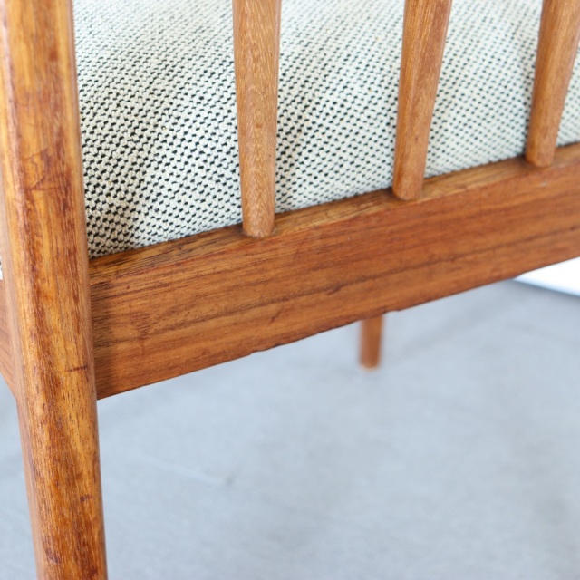 ヤンガーYOUNGER製ダイニングチェア。チーク材の繊細な木目が際立つ北欧ヴィンテージ。控えめな上品さが魅力。