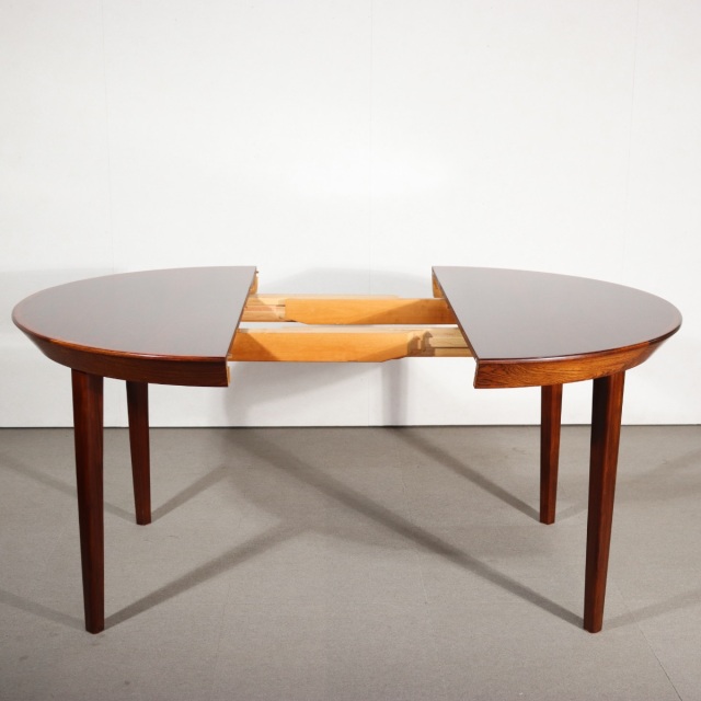 デンマーク製ダイニングテーブル。空間の印象を高めるヴィンテージ家具。ローズウッドの木目が魅力。